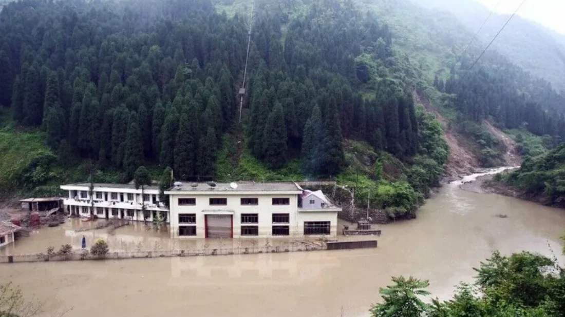 চীনে ভারী বৃষ্টি-ভূমিধসে নিহত ১৬